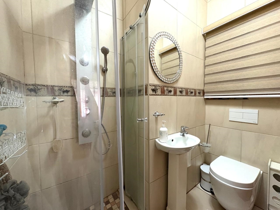 6 Bedroom Property for Sale in Lakeview Free State